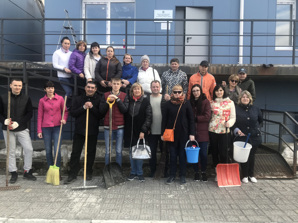 Свыше 30 сотрудников БУ «Центр имущественных отношений» в рамках месячника по благоустройству города 11 мая 2018 года вышли на субботник.